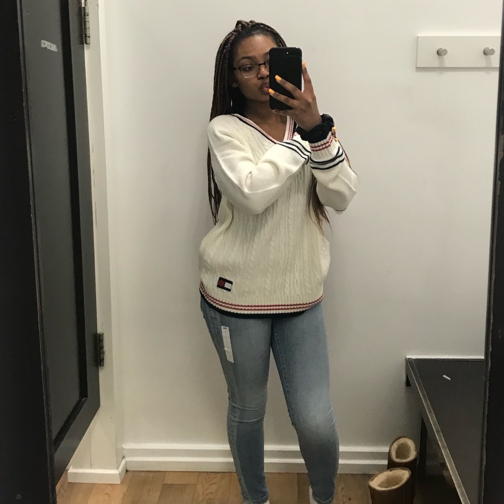 Tommy Hilfiger v neck cable knit sweater (size m)